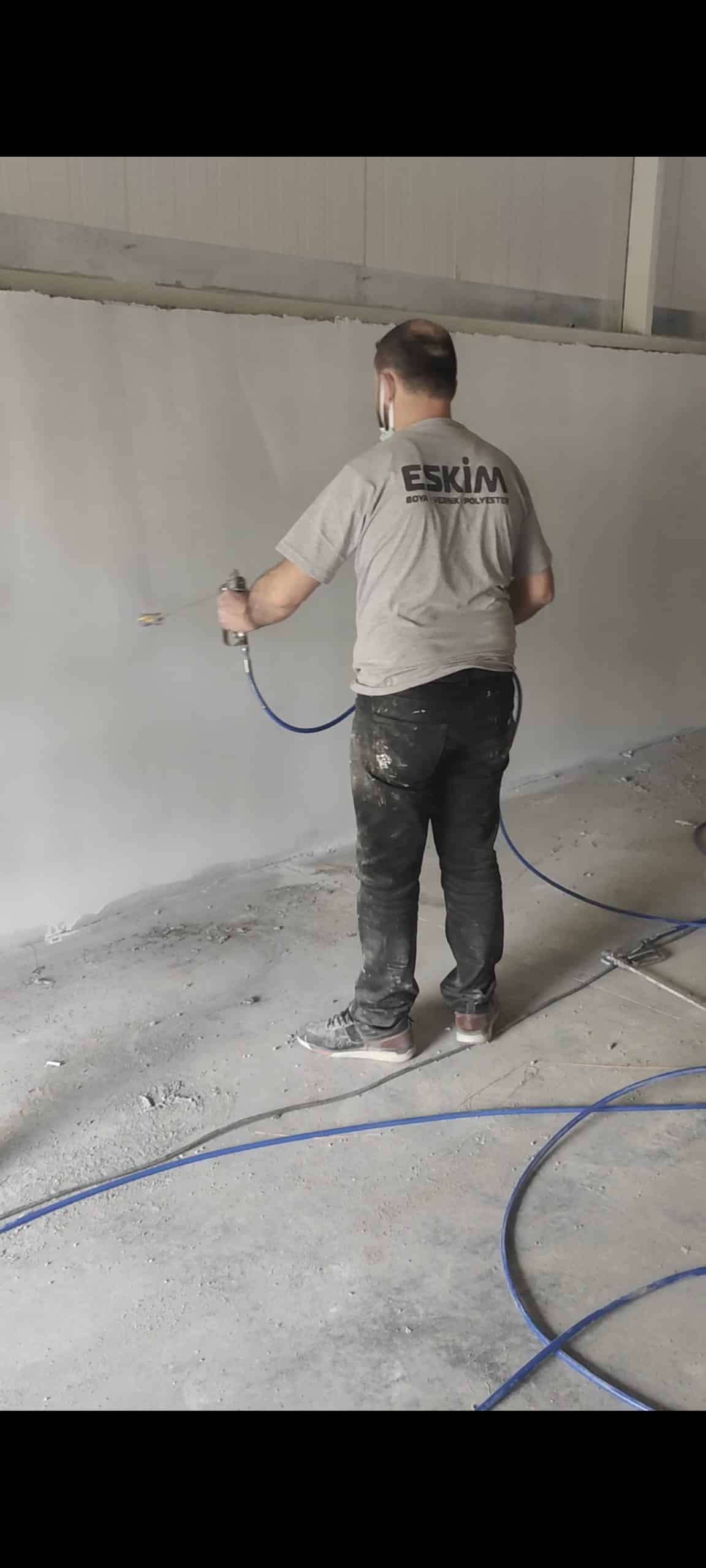 İç cephe duvarına püskürtme yöntemiyle boya uygulanması